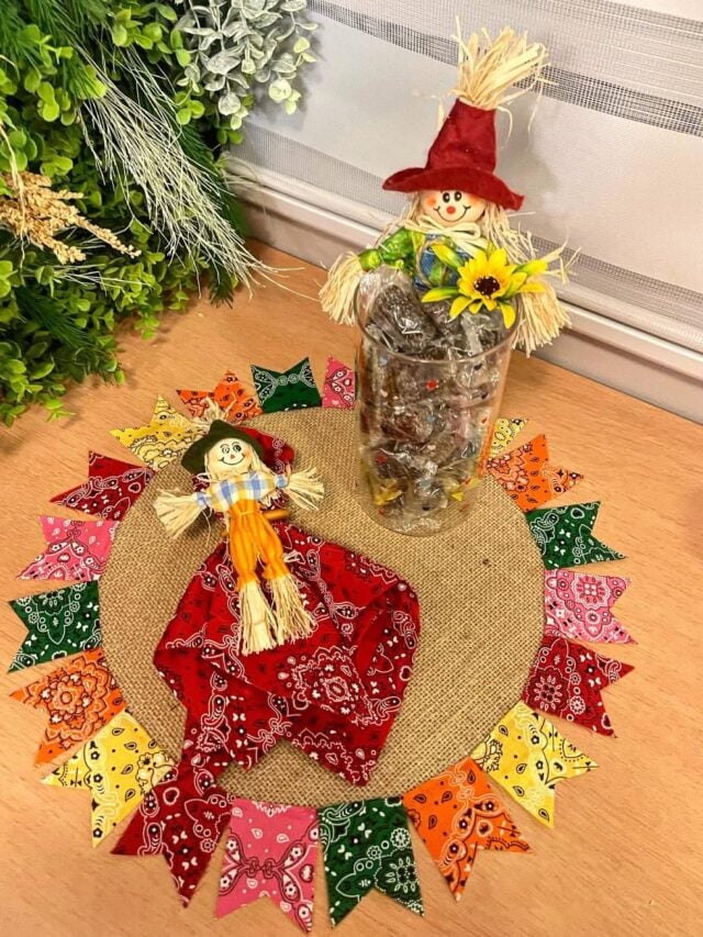 Espantalhos de São João e bandeirinhas de tecidos coloridas