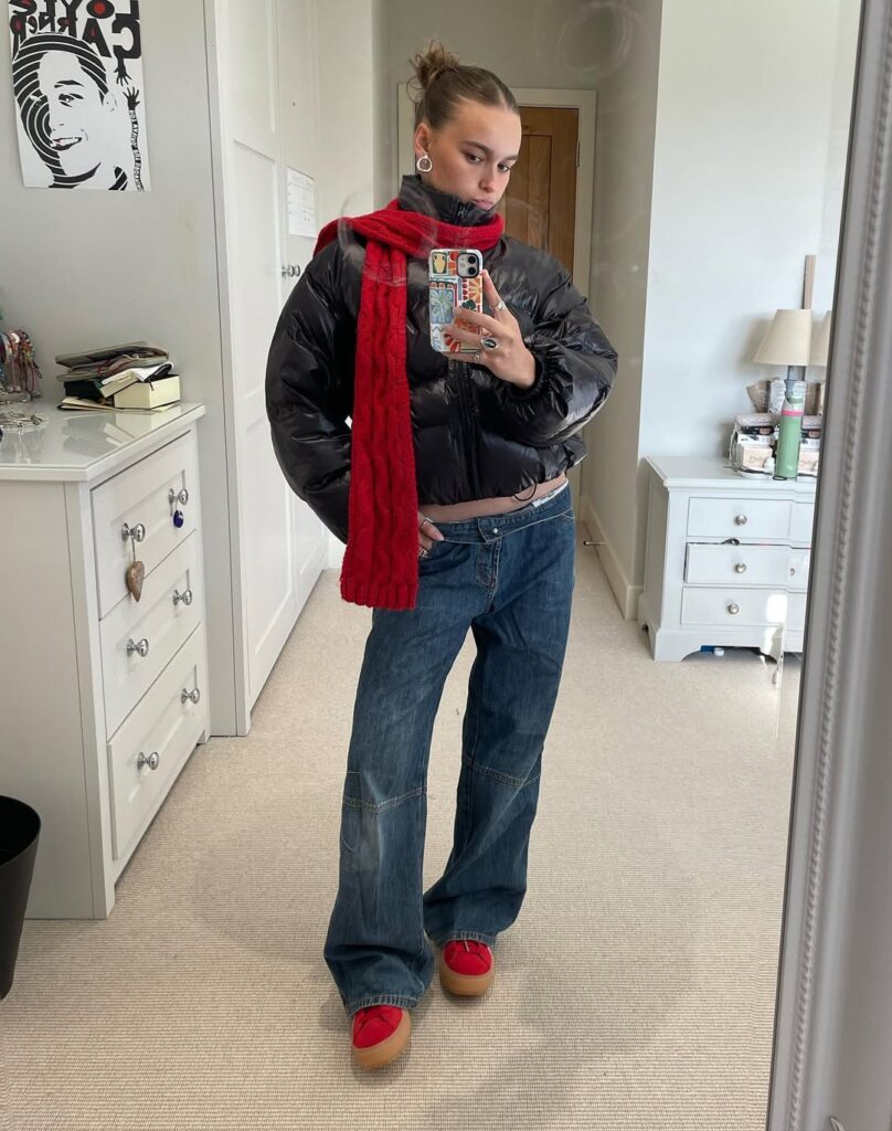 look de inverno com cachecol vermelho