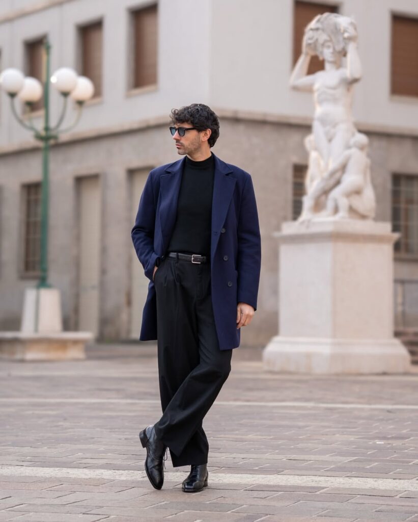 Homem jovem, de pele clara e cabelo curto e escuro. Ele usa look com sapato social masculino
