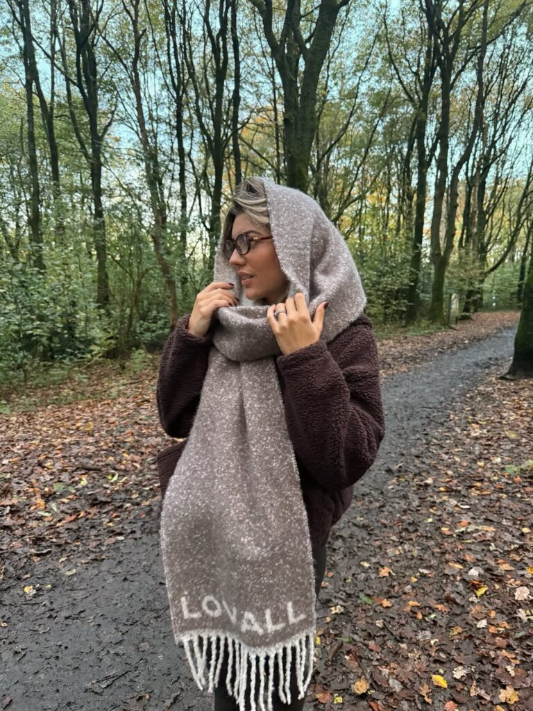 Mulher jovem usando look com cachecol feminino 