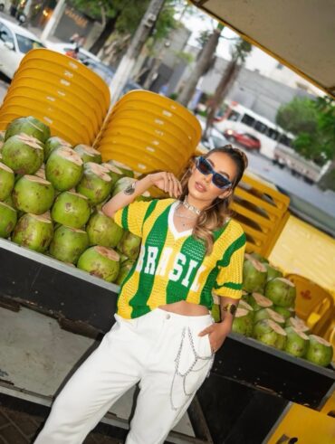 Mulher jovem com camiseta do brasil verde e amarela e calça branca