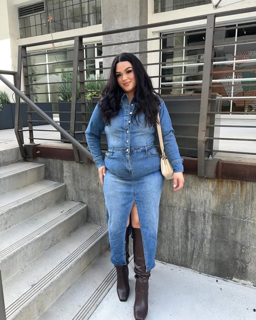 vestido jeans de manga longa com bota de cano alto marrom