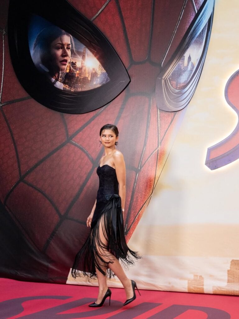 Zendaya com vestido preto na press tour de Homem-Aranha