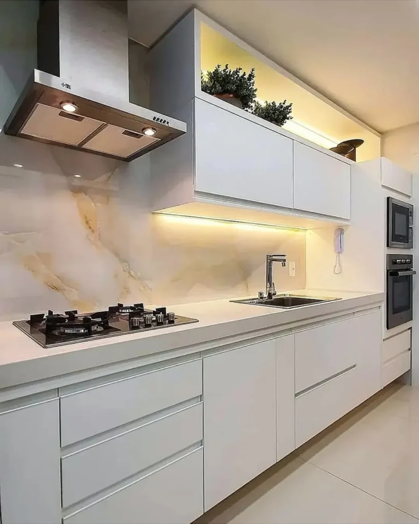 Cozinha com armários brancos