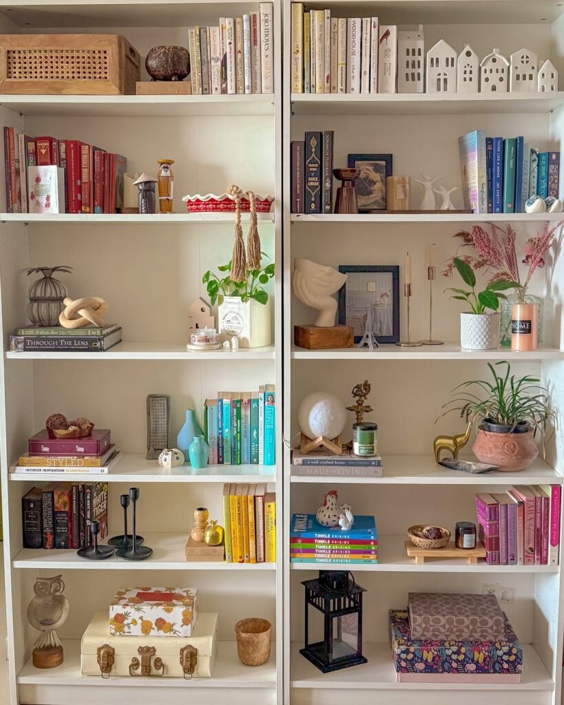 Estantes brancas com diversos objetos decorativos pequenos