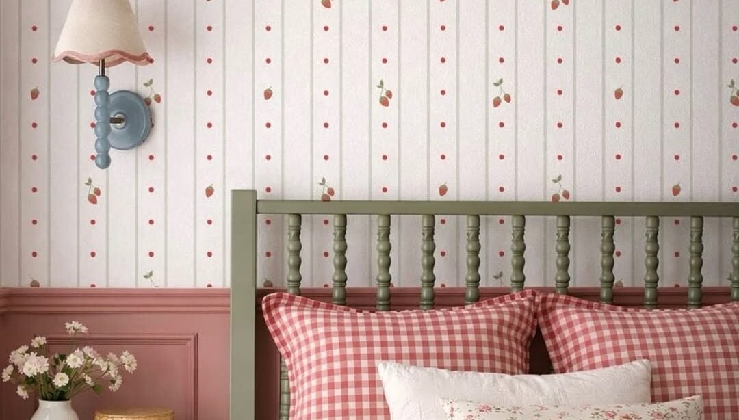 Quarto com papel de parede delicado e arandela, cabeceira verde e roupa de cama xadrez