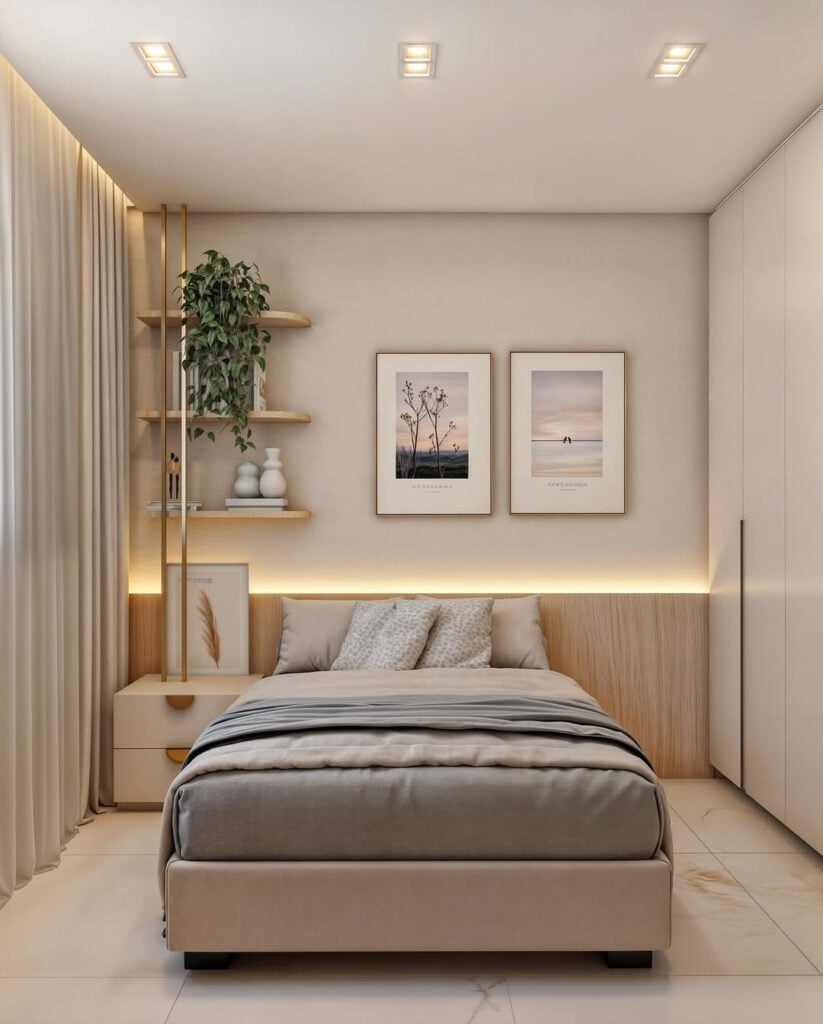 Quarto em tons neutros com quadros e prateleiras acima da cabeceira, e iluminação de led