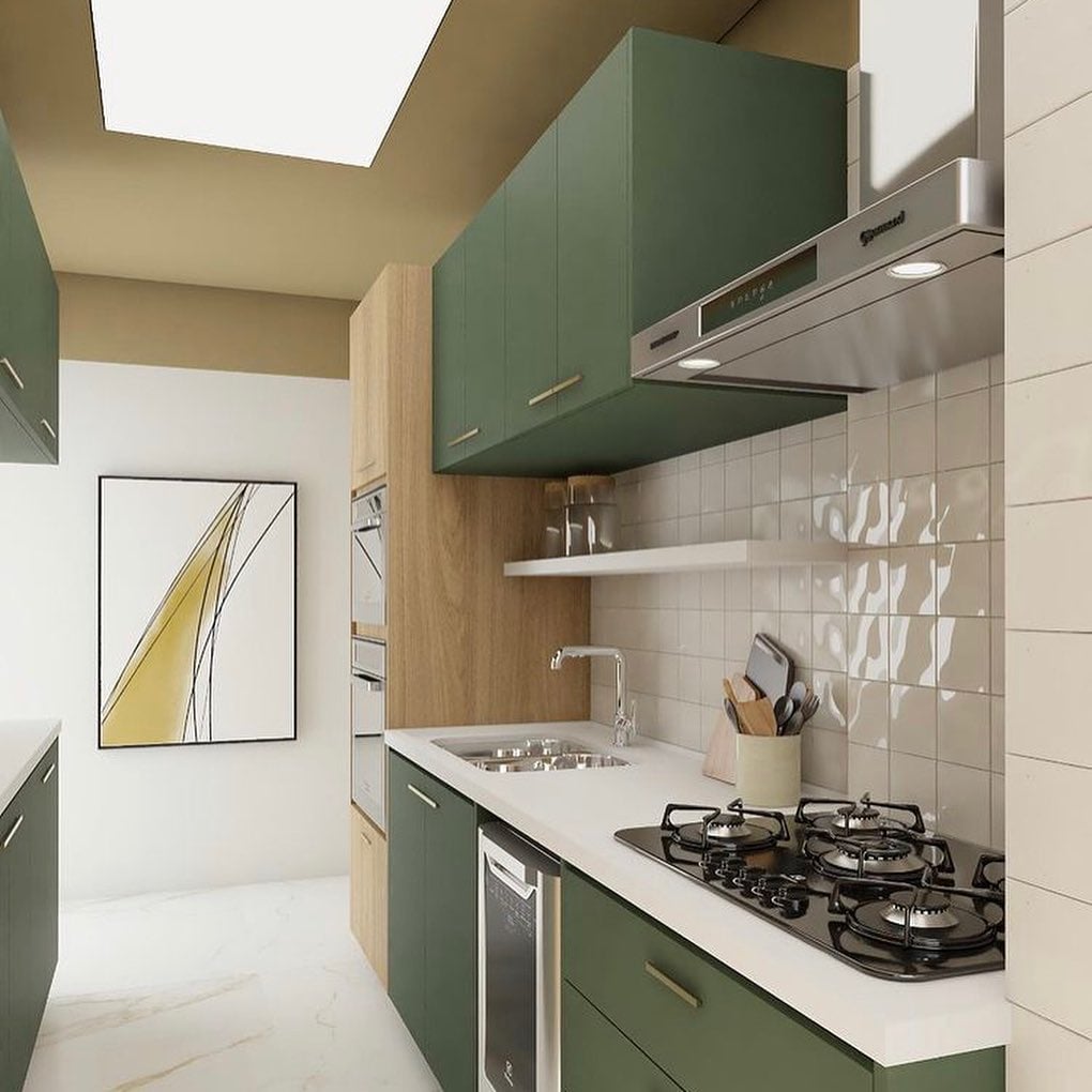 Cozinha estreita com armários verde e bancada branca