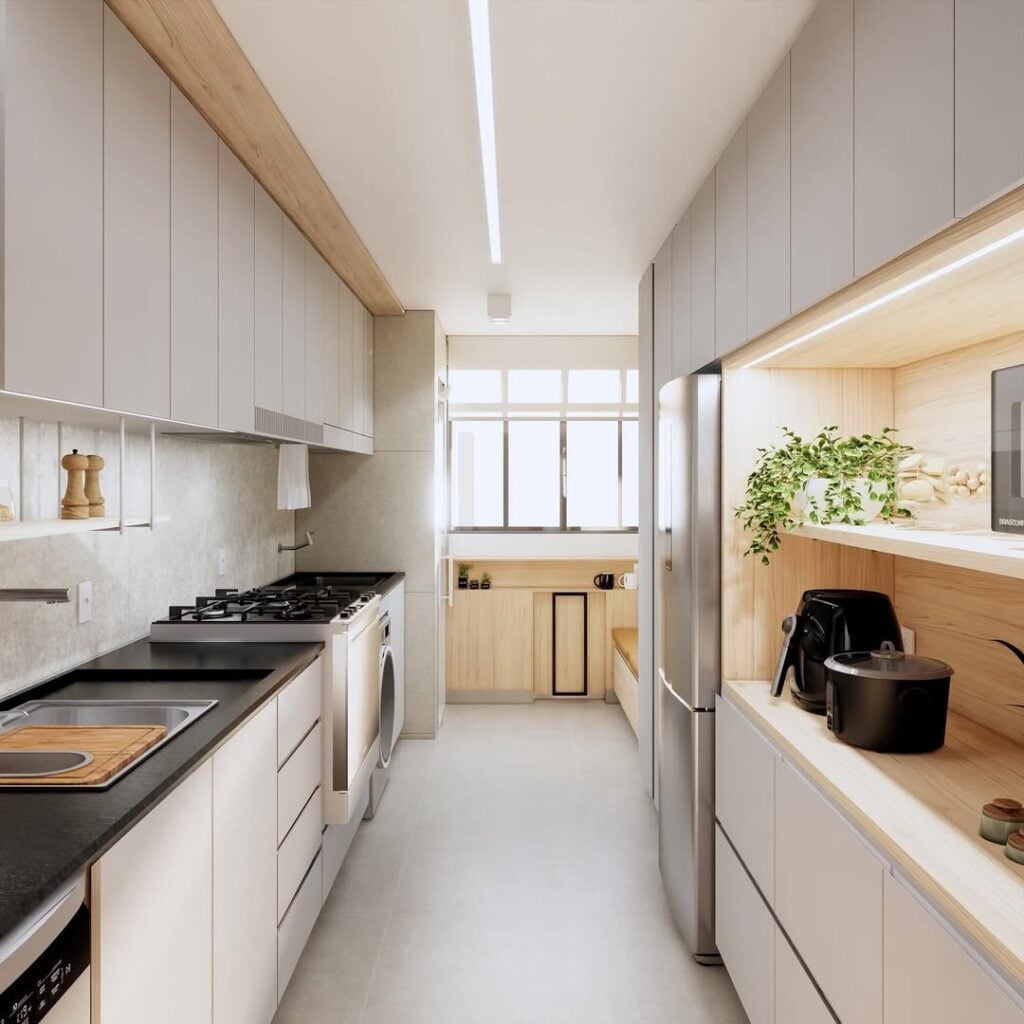 Cozinha estreita com armários, piso e revestimento brancos com iluminação de led no armário