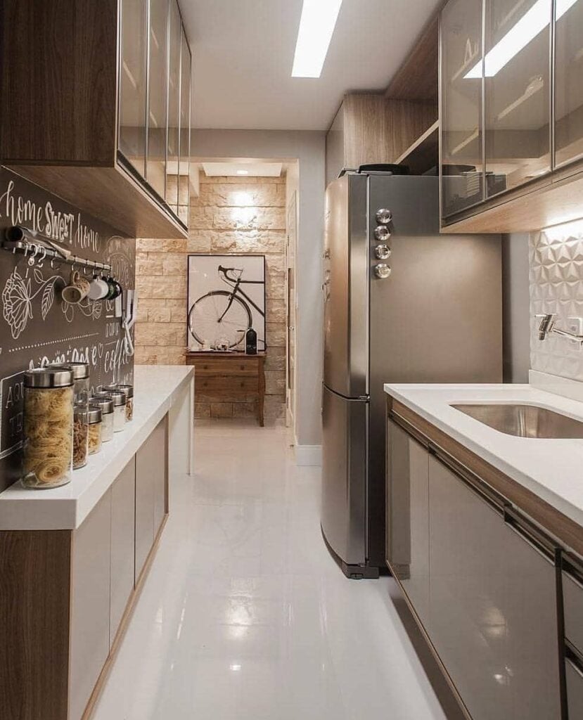 Cozinha estreita em tons neutros com suporte para xícaras e bancada para potes de alimentos