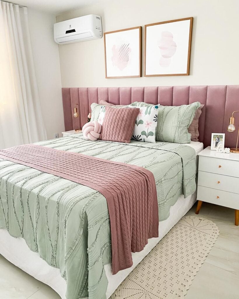 Quarto com cabeceira estofada modular em veludo rosa e almofadas variadas na cama