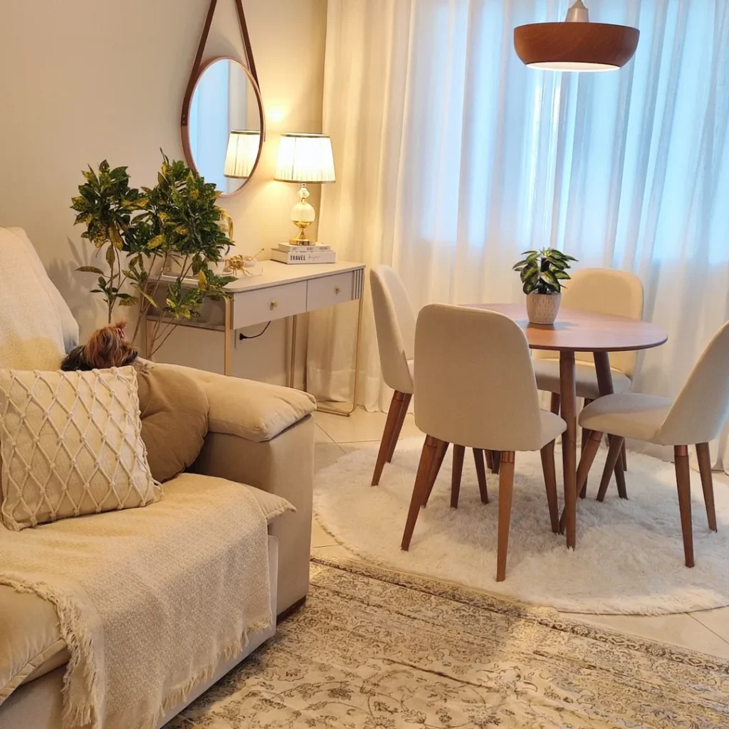 Sala de estar e jantar com aparador, abajur e espelho Adnet