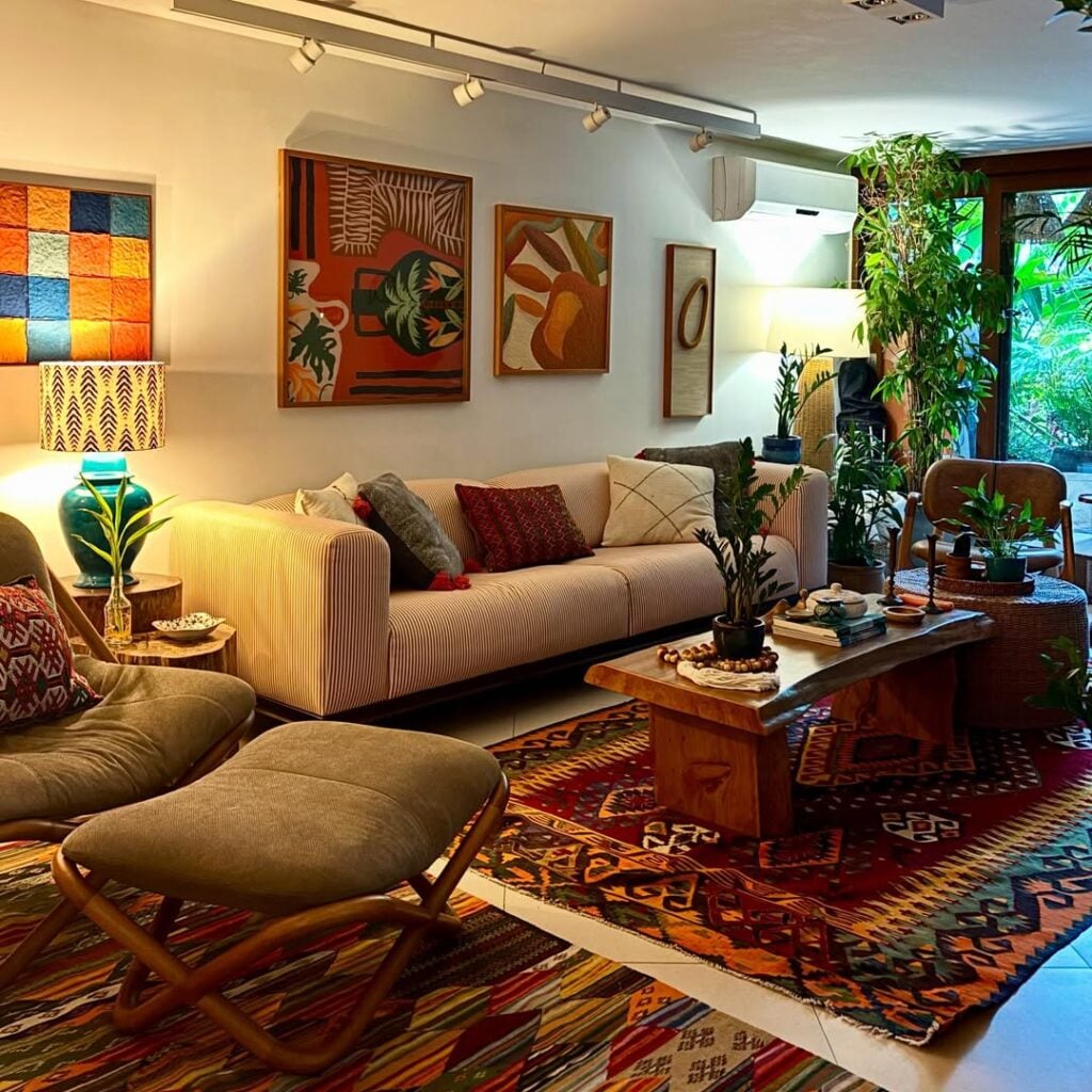 Sala com muitas cores nos tapetes, quadros e almofadas