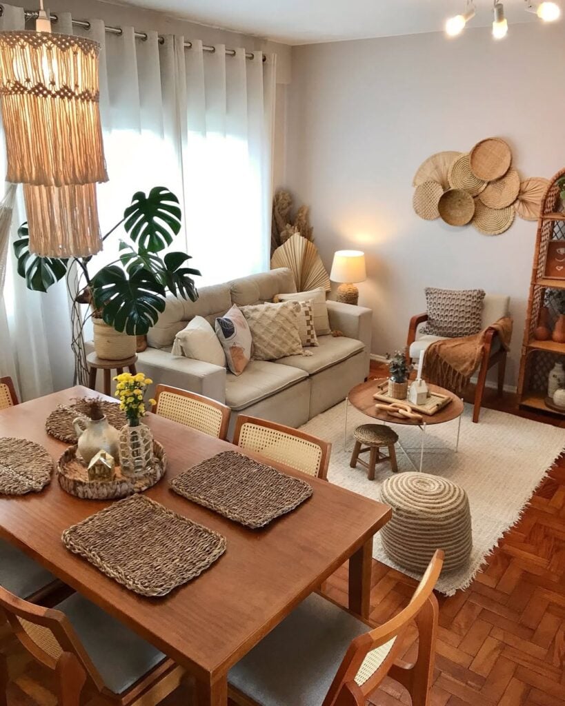 Sala de jantar e estar em tons terrosos, com itens de fibras naturais