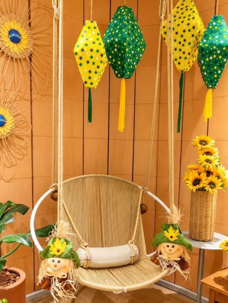 Decoração verde e amarela com balões coloridos e girassóis