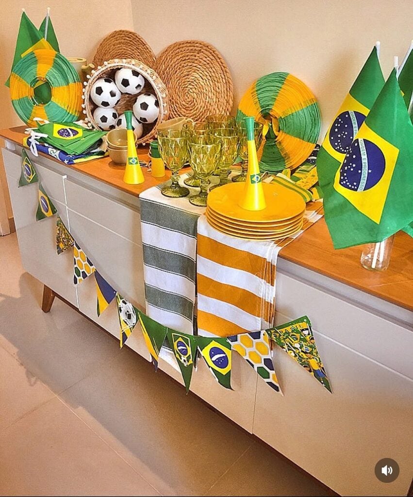 Balcão com itens temáticos para a Copa