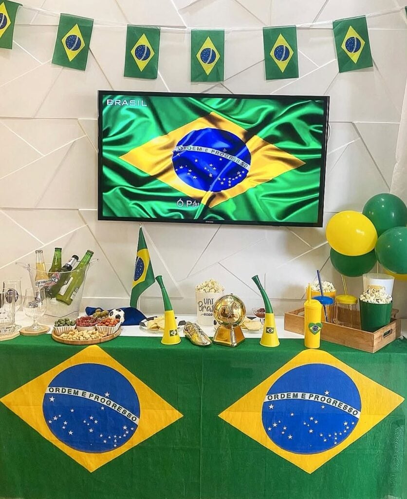 Mesa decorada para assistir a Copa