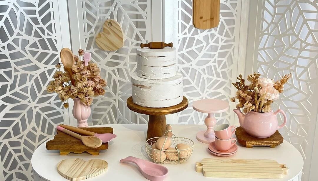 Decoração de chá de cozinha com elementos em mdf branco, itens de madeira e louças rosa-claro com flores