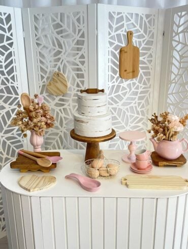 Decoração de chá de cozinha com elementos em mdf branco, itens de madeira e louças rosa-claro com flores