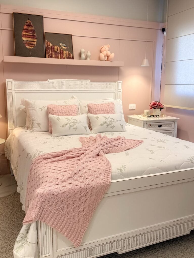 Quarto em rosa e branco, com almofadas e manta de tricô rosa
