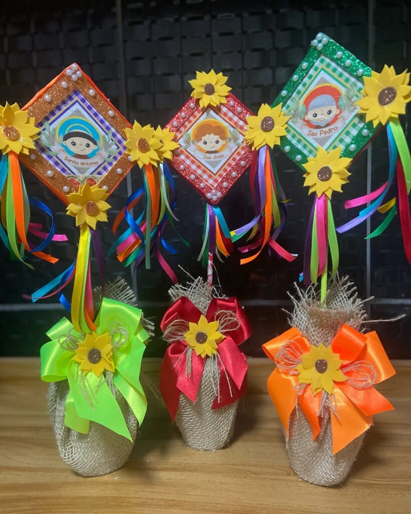 Enfeite de mesa de São João com flores amarelas de EVA, laços e desenhos