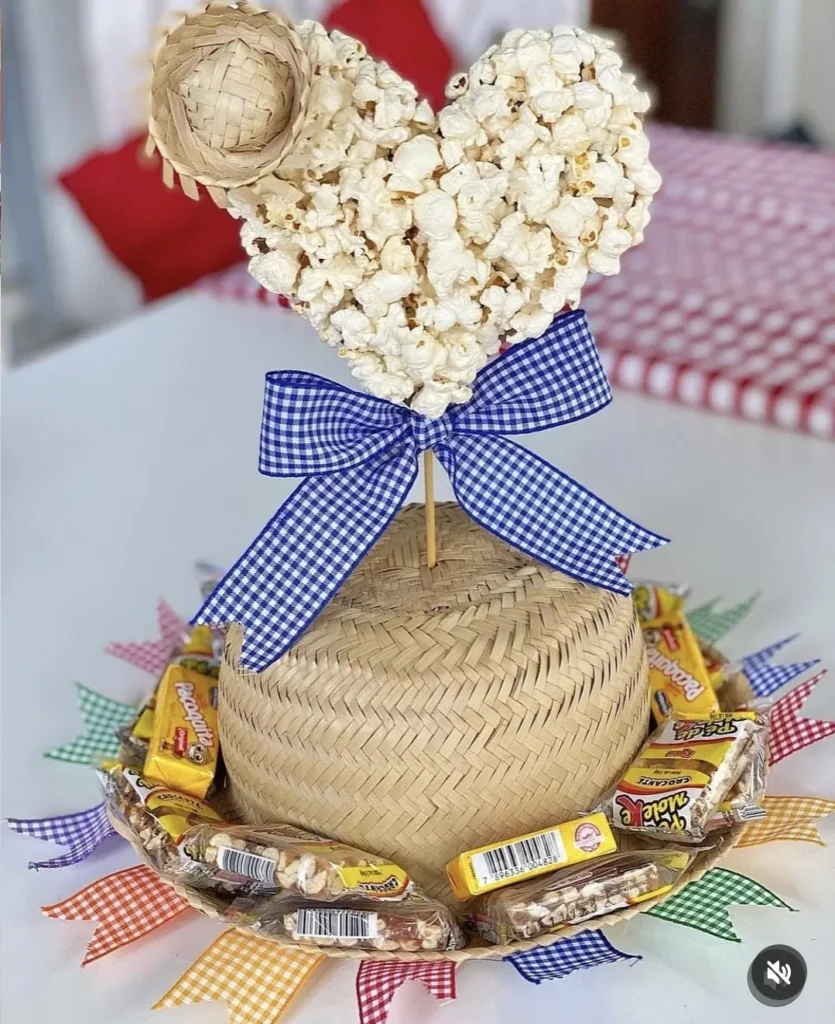 Chapéu de palha com palito, pipocas e laço xadrez