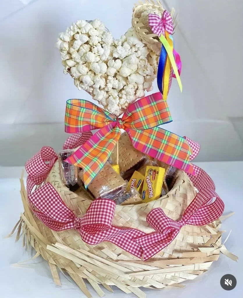 Chapéu de palha com xadrez em rosa e branco, palito com pipocas e chapéuzinho de palha