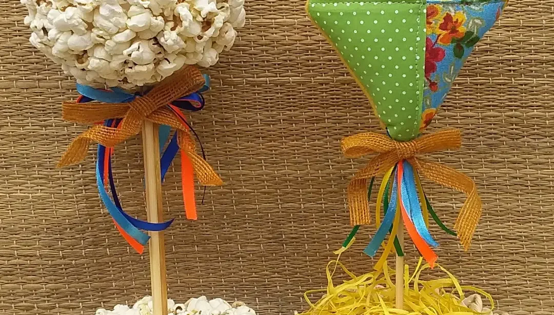 Enfeites de São João para mesa com base de palha e palitos com pipoca e balão de tecidos coloridos