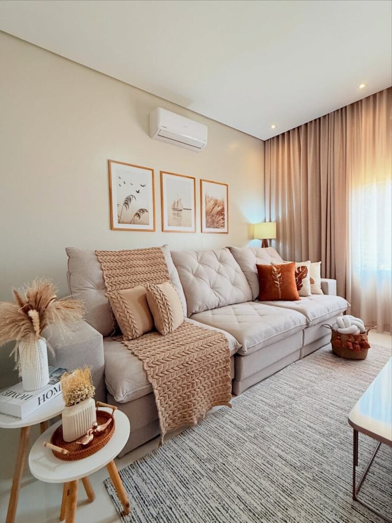 Sala em cores neutras com almofadas com texturas terrosas