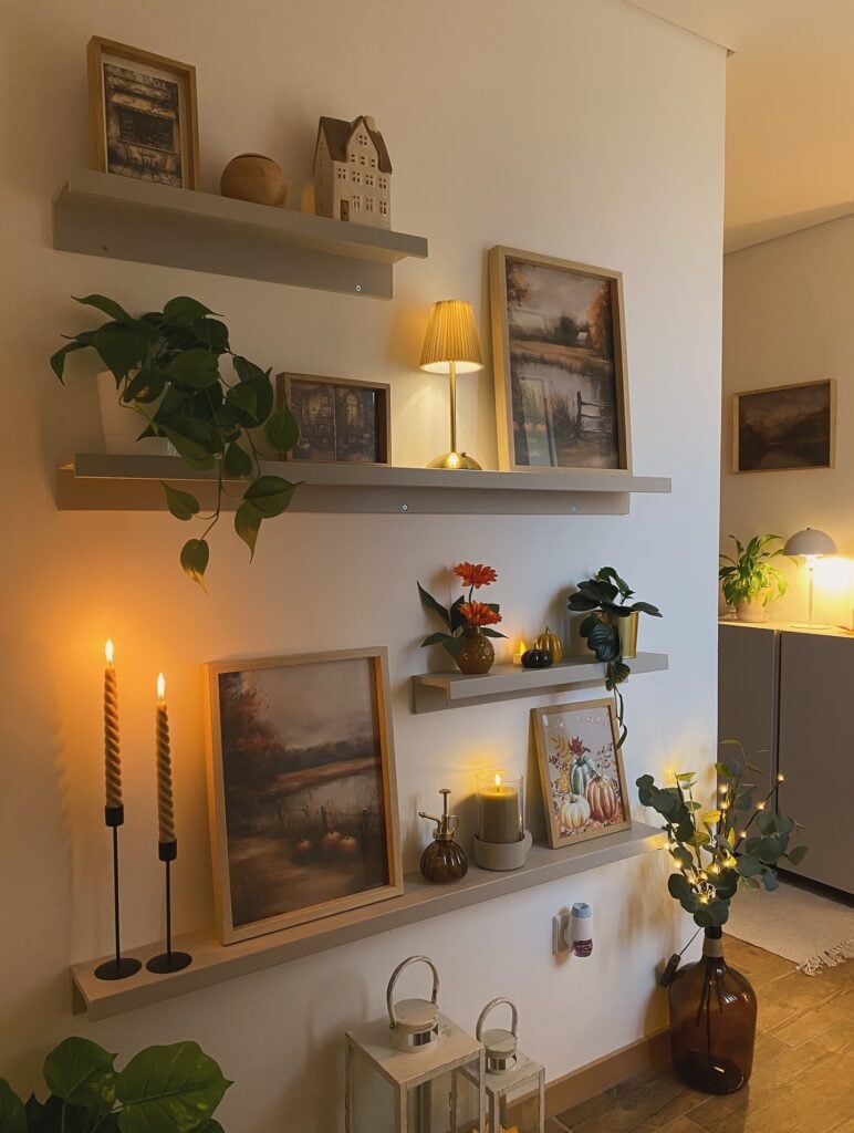 Parede com prateleiras, quadros e objetos decorativos