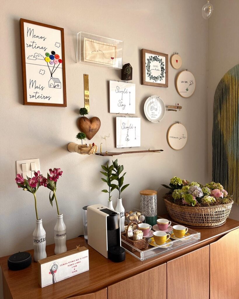 Buffet com cesto e flores, cantinho do café e objetos decorativos na parede