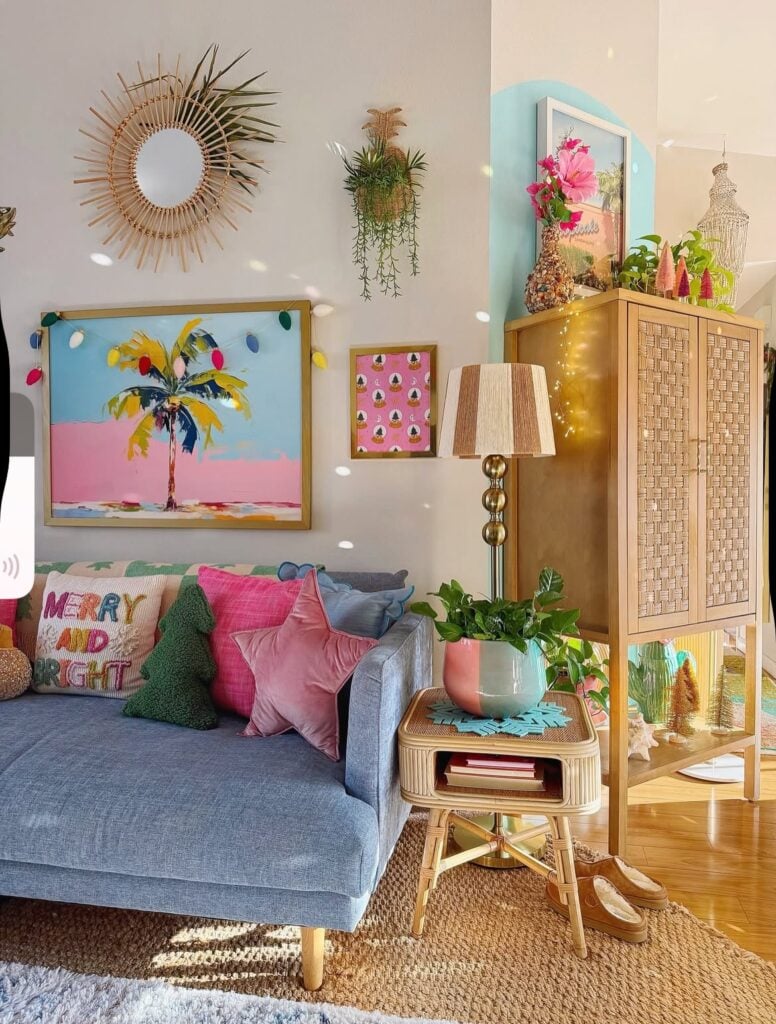 Sala de estar com sofá cinza, almofadas coloridas e móveis de madeira