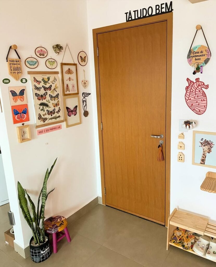 Paredes com objetos decorativos e quadrinhos com borboletas bordadas