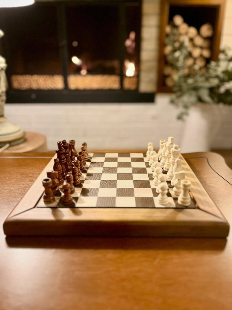 Mesa com tabuleiro de xadrez de madeira