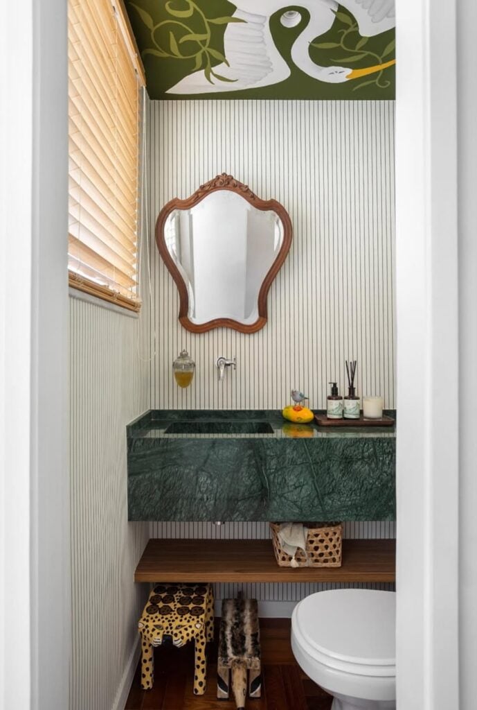 Lavabo colorido com espelho provençal