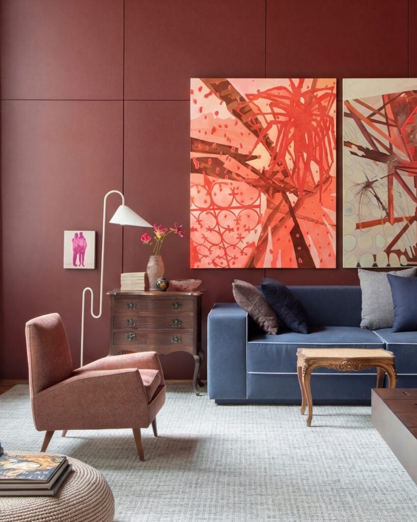 sala com sofá em cores marsala e azul