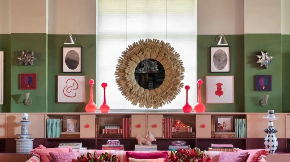 sala com sofá em cores rosa e verde