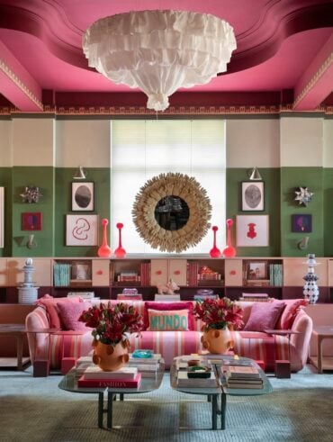 sala com sofá em cores rosa e verde