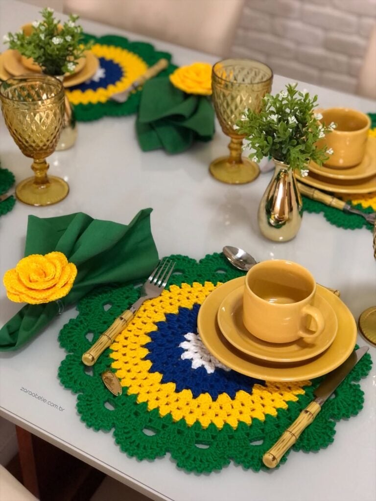 Mesa para Copa com sousplats de crochê nas cores verde, amarelo, azul e branco e louças amarelas