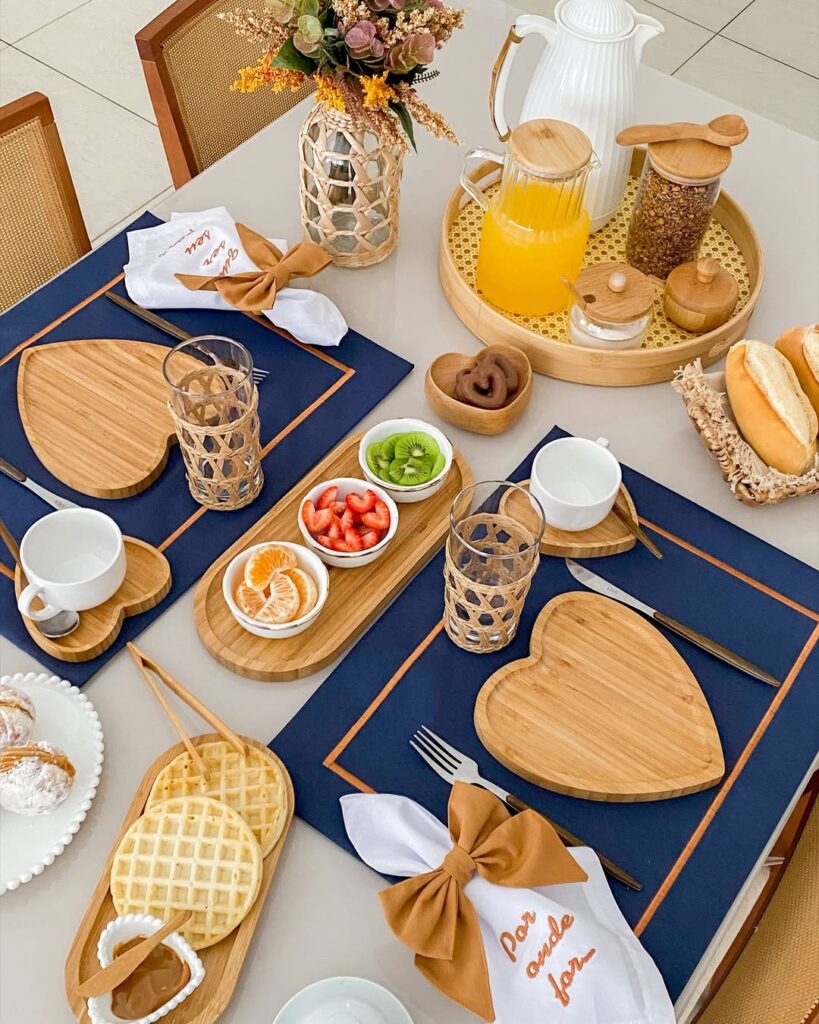 Mesa posta de Dia dos Namorados com jogo americano azul-marinho e itens de bambu