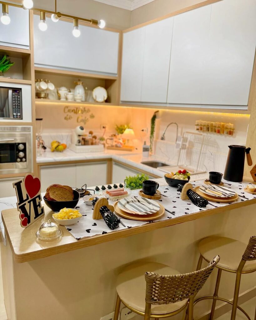 Mesa posta de Dia dos Namorados ba bancada da cozinha americana