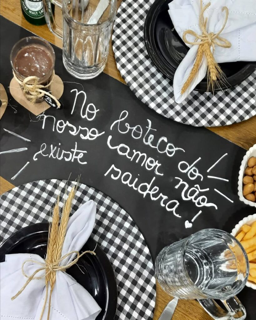 Mesa posta de Dia dos Namorados em preto e branco