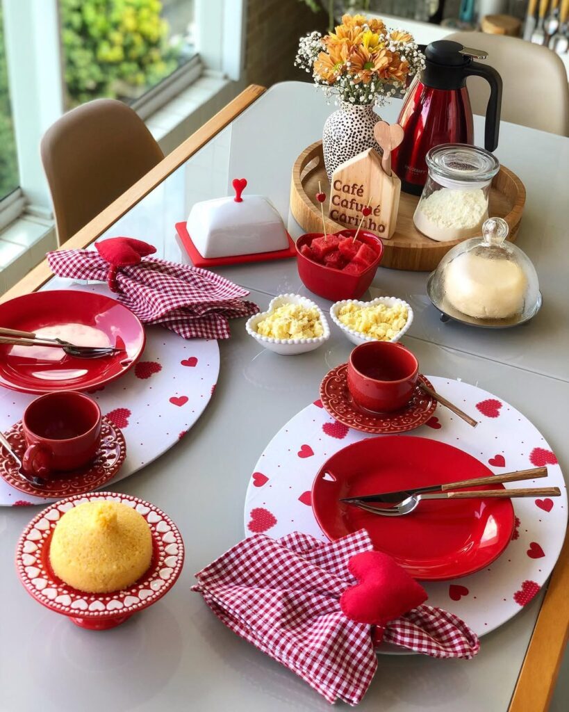 Mesa posta de Dia dos Namorados em branco e vermelho com tigelas em formato de corações