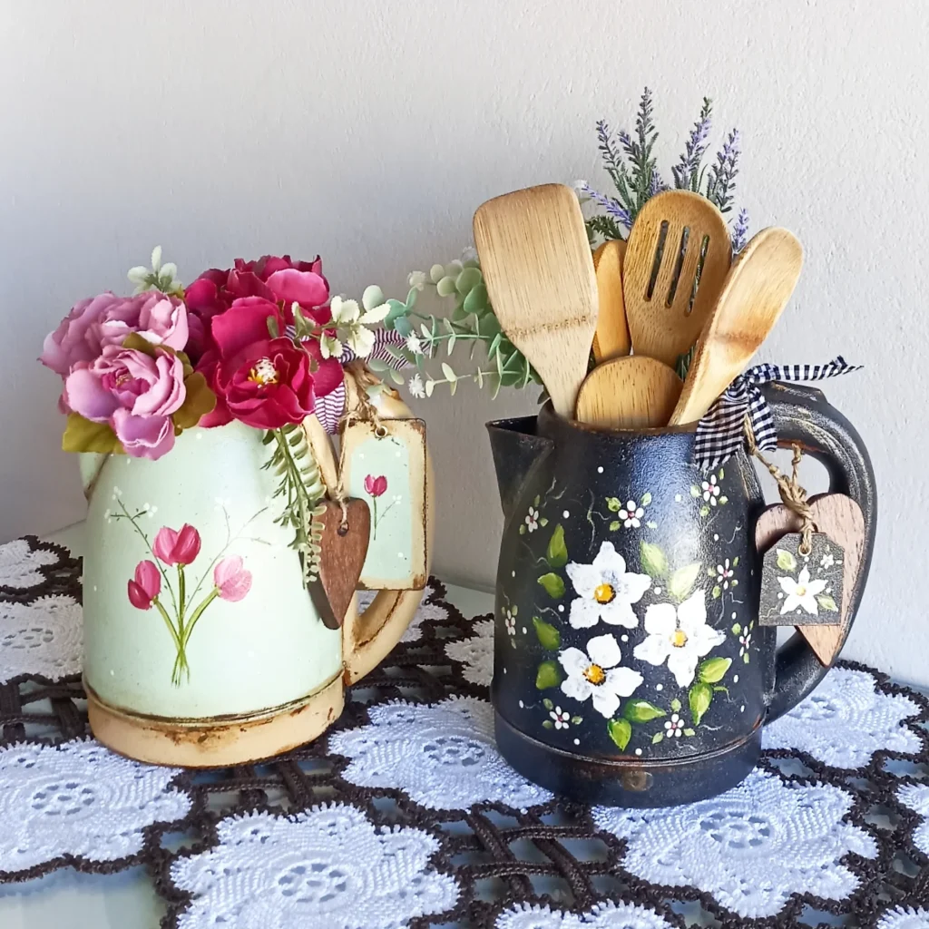 Jarras de ferro decoradas para flores e utensílios de cozinha