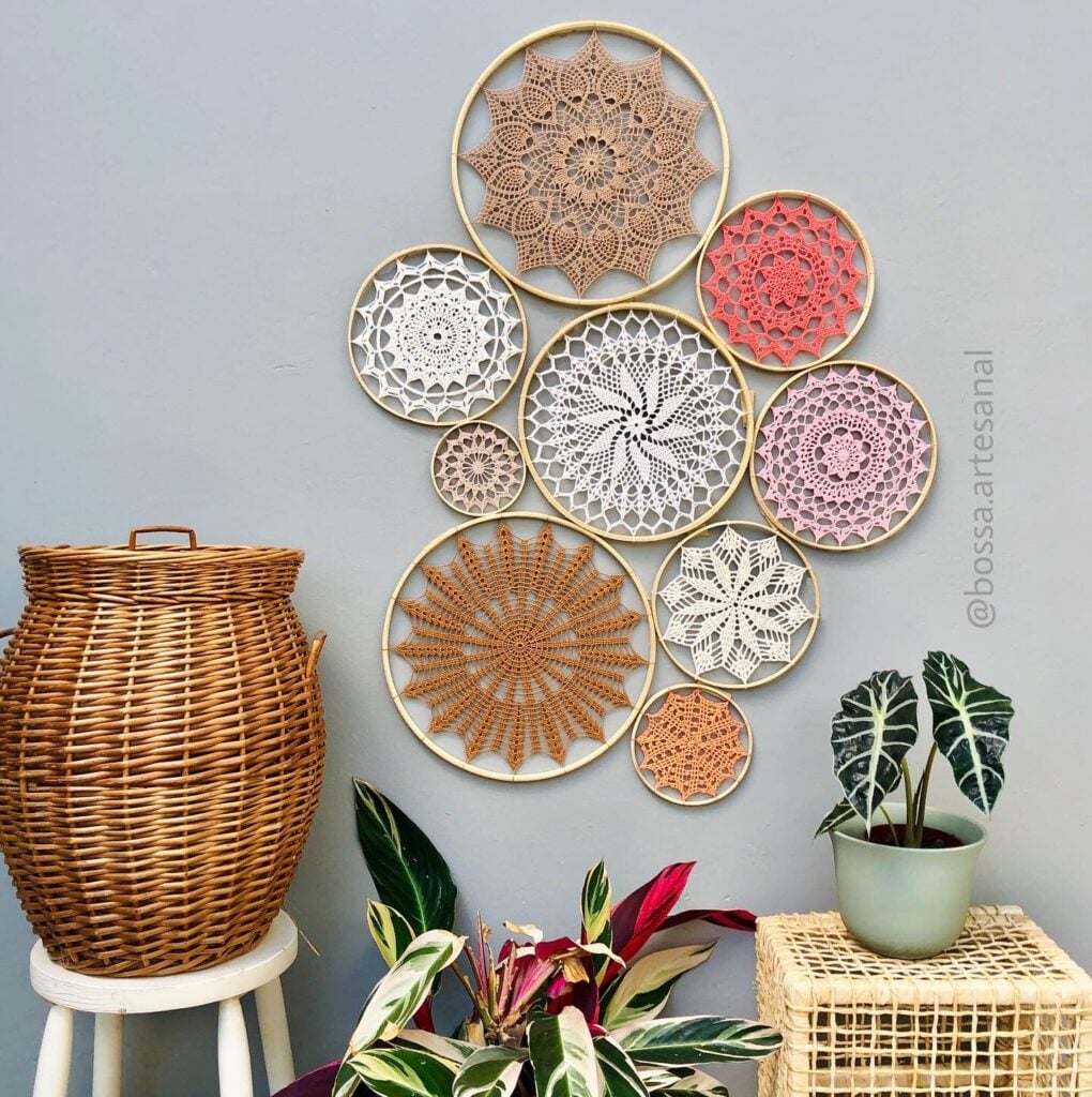 Parede com decoração em crochê e bambu