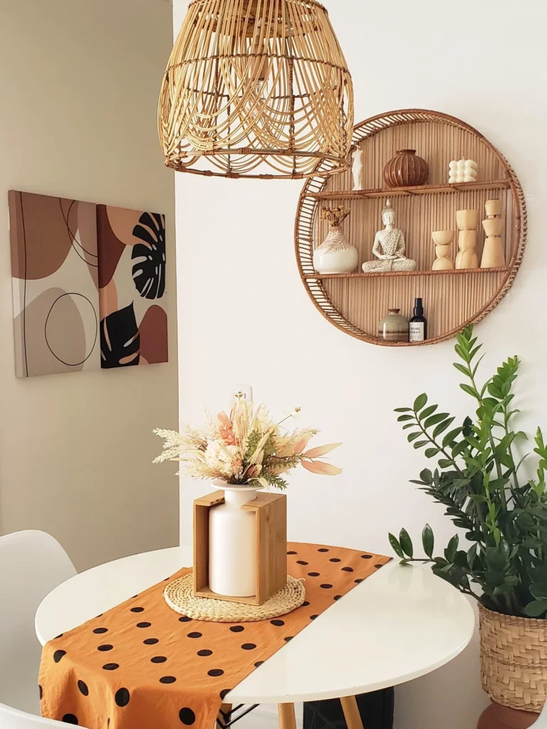 Mesa branda redonda com vaso e flores secas, luminária de fibras naturais, mini estante redonda com objetos de cerâmica