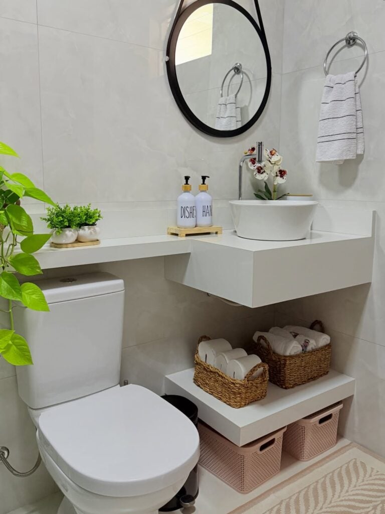 Banheiro branco organizado com cestos e caixas