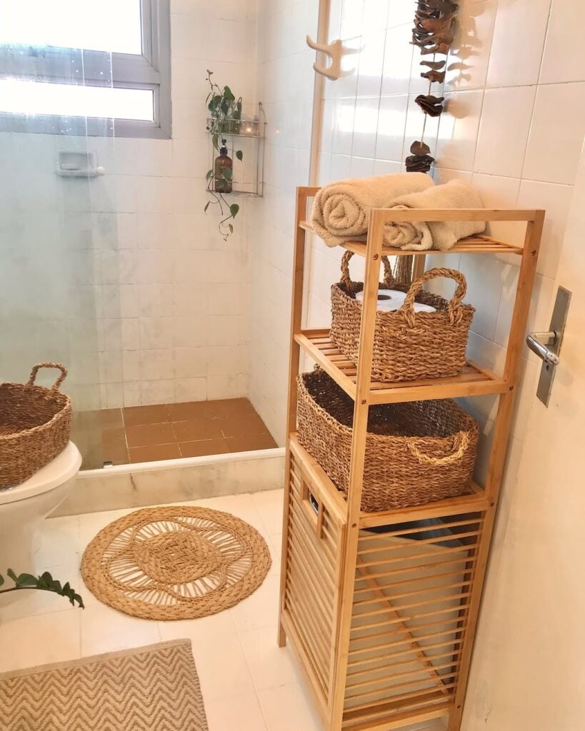 Banheiro com suporte de madeira e cestos de vime