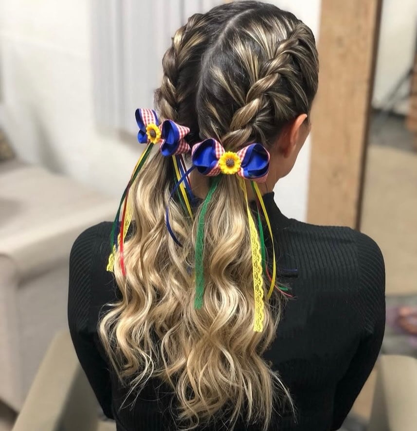 Mulher de pele clara com penteado de São João