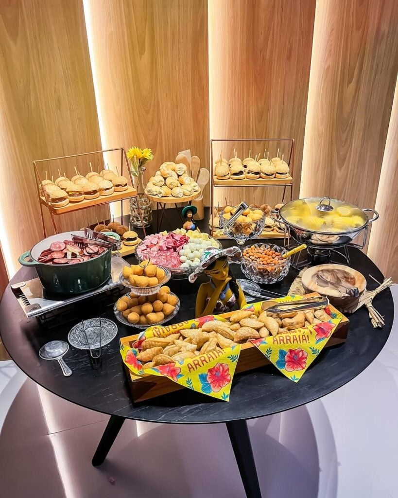 Mesa de São João com salgadinhos, mini hamburguer e pasteizinhos